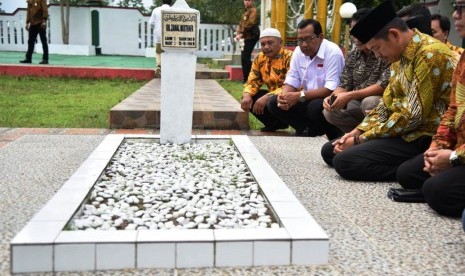 Dedi Mulyadi Ziarah ke Makam KH Zainal Mustafa 