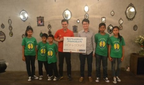 Dedi Purwadi (berkaus merah) dari Yayasan Hidung Merah dan CEO Berrybenka, Jason Lamuda (berkemeja lengan panjang) dengan perwakilan anak-anak kurang mampu, meluncurkan program 'Shop n Donate'.