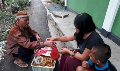 Seorang tukang tahu keliling Dedi Somantri (63 tahun) warga Kampung Selaawi Desa/Kecamatan Cisaat, Kabupaten Sukabumi, Jawa Barat akan berangkat haji pada Aguatus 2017 setelah menabung sejak puluhan tahun lalu.