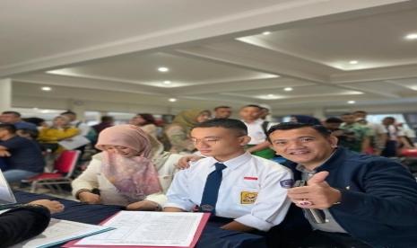 Dedi Supandi yang juga mantan Kepala Dinas Pendidikan (Kadisdik) Jabar periode 2020–2023, saat mendaftarkan anak ke SMA Swasta pada PPDB 2023 ini.