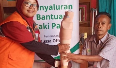 Dedi Supriyadi (50 Tahun), merupakan salah satu penerima bantuan kaki palsu dari program Nussa Bisa. 