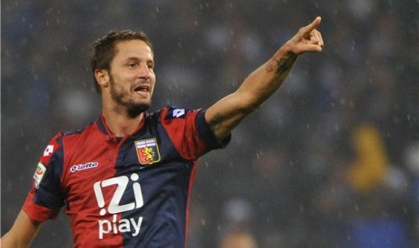 Defender Genoa, Luca Antonini, melakukan selebrasi usai menjebol gawang Sampdoria dalam laga Serie A Italia di Stadion Luigi Ferraris pada Ahad (15/9). 