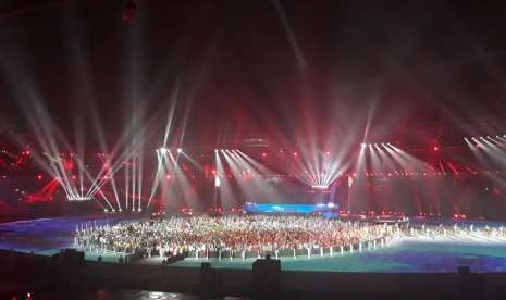 Defile atlet peserta Asian Games berkumpul di tengah lapangan Stadion GBK 