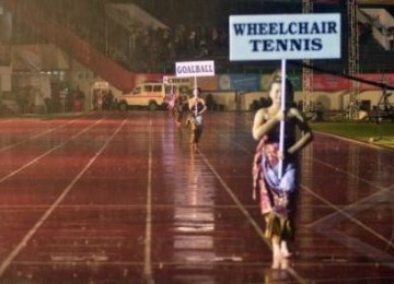 Defile berlangsung tanpa kontingen peserta karena hujan turun saat penutupan ASEAN Paragames VI 2011, di Stadion Manahan, Solo, Selasa (20/12) malam. 