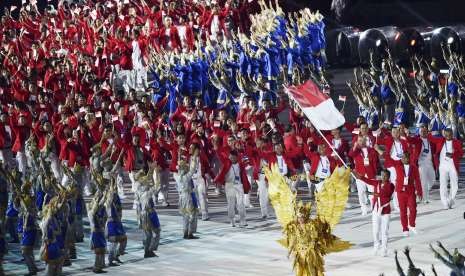 Defile kontingen Indonesia saat Pembukaan Asian Games ke-18 Tahun 2018 di Stadion Utama Gelora Bung Karno, Senayan, Jakarta, Sabtu (18/8).