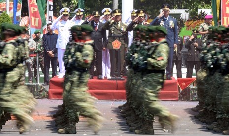 Defile pasukan pada upacara peringatan HUT ke-72 TNI di Makodam V Brawijaya Surabaya, Jawa Timur, Kamis (5/10).