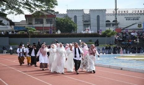 Defile peserta peringatan Hari Santri Nasional tingkat Kota Sukabumi di Lapang Merdeka Kota Sukabumi, Sabtu (22/10/2022)