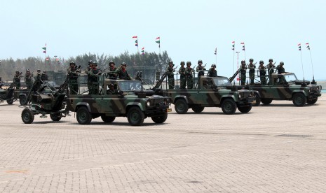 Defile prajurit TNI dalam gradi bersih perayaan HUT TNI ke-70 di Pantai Indah Kiat, Sabtu (3/10).