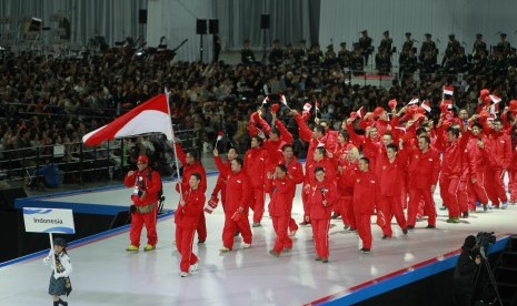 Defile tim Indonesia saat pembukaan Asian Winter Games VIII 2017 di Sapporo, Jepang, Ahad (19/2).