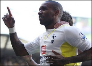 Defoe merayakan penalti menentukan di White Hart Lane.