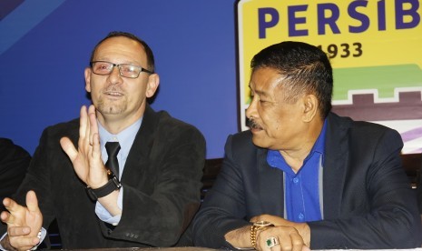 Dejan Antonic (kiri) bersama manajer Persib Bandung Umuh Muchtar.