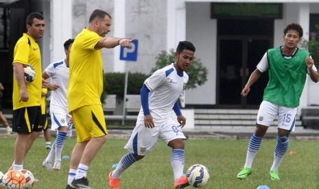 Dejan Antonic (menunjuk) dalam latihan Persib.