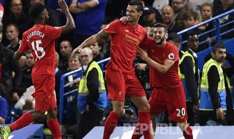 Dejan Lovren merayakan kemenangan bersama timnya saat berlaga di Stadion Stamford Bridge, Sabtu (17/9).