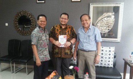 Dekan Fakultas Kedokteran dan Kesehatan (FKK) UMJ, Dr dr Muhammad Fachri SpP (tengah), penulis buku 