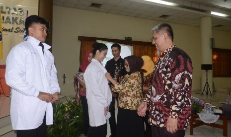 Dekan Fakultas Kedokteran Hewan (FKH) IPB Srihadi Agung Priyono melepas mahasiswa dan dosen FKH IPB yang akan bertugas sebagai petugas pemeriksa kesehatan hewan dan daging kurban.