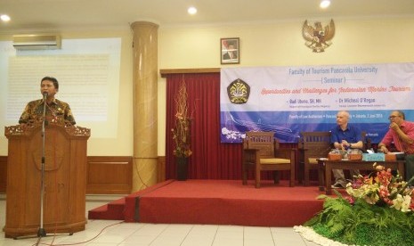 Dekan Fakultas Pariwisata Universitas Pancasila, Devi Roza Kausar saat memberikan sambutan di seminar kepariwisataan dengan tema “Peluang dan Tantangan Pariwisata Bahari di Indonesia