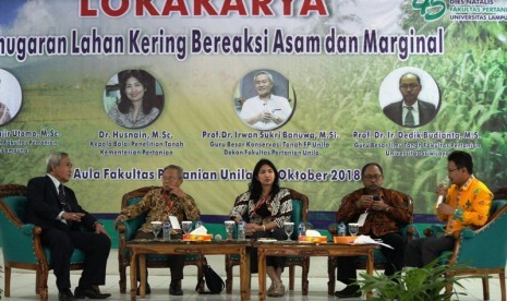  Dekan Fakultas Pertanian Univesitas Lampung, Irwan Sukri Banuwa dalam Lokakarta Pemugaran Lahan Kering Bereaksi Asam dan Marginal, beberapa waktu lalu.