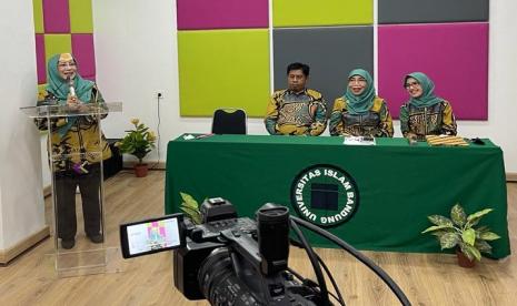  Dekan Fikom Unisba, Prof Dr Atie Rachmiatie, MSi