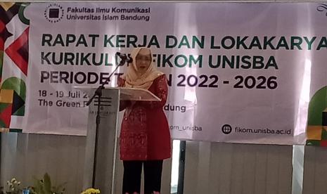  Dekan Fikom Unisba sedang memberikan sambutan dalam acara Raker dan Lokakarya Unisba