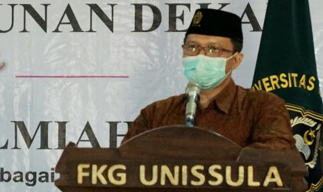 Dekan FKG Unissula, drg Suryono SH MM PhD saat menyampaikan Laporan Pertanggungjawaban Kinerja Fakultas, secara daring, Selasa (27/7).