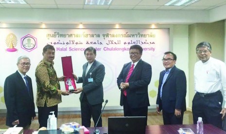 Dekanat Fakultas Kedokteran dan Kesehatan Universitas Muhammadiyah Jakarta (FKK UMJ) mengunjungi The Halal Science Center Chulalongkorn University.