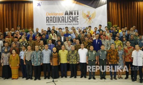 Deklarasi Antiradikalisme yang diikuti oleh puluhan perguruan tinggi di Jawa Barat, yang dihadiri oleh para pejabat, rektor, dan mahasiswa, di Graha Sanusi Kampus Unpad, Kota Bandung, Jumat (14/7).