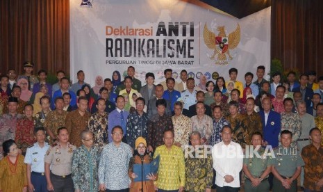 Deklarasi Antiradikalisme yang diikuti puluhan Perguruan Tinggi di Jawa Barat, yang didikuti oleh para pejabat, rektor, dan mahasiswa, di Graha Sanusi Kampus Unpad, Kota Bandung, Jumat (14/7).