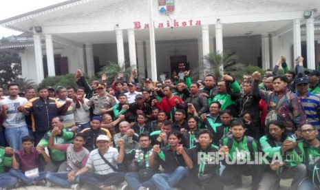 Peace declaration between public transport vehicle drivers and online 'ojek' drivers at Bogor, West Java