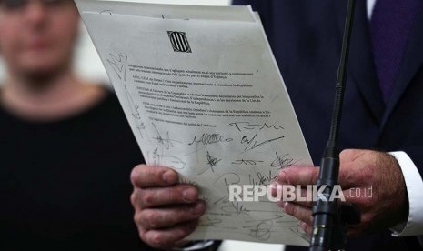 Declaration of Independence of the Catalts signed by members of the Catalan regional government at the Catalonia parliament building in Barcelona, ​​Spain.