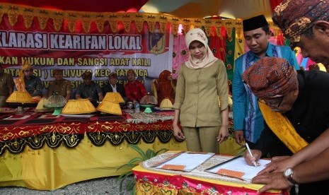 Deklarasi pemberlakuan hukum adat untuk mengurai konflik di Kota Palu, Sulawesi Tengah.