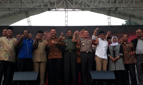 Deklarasi Pilkada Damai DKI Jakarta di Lapangan Silang Monas Barat Daya yang dihadiri calon Gubernur DKI Jakarta nomor urut dua Basuki Tjahaja Purnama (baju batik) dan calon Wakil Gubernur DKI Jakarta nomor tiga Sandiaga Uno di Lapangan Silang Barat Monas, Gambir, Jakarta Pusat, Senin (17/4). 