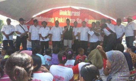 Deklarasi PKL se-Pasuruan -Probolinggo menangkan Prabowo Hatta di Pasar Senggol, Pasuruan, Jumat (13/6).