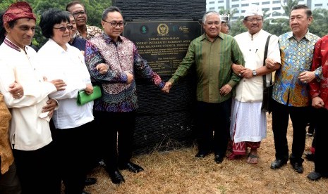 Deklarasi Siaga Bumi. (dari kedua kiri) Menteri Lingkungan Hidup Siti Nurbaya, Ketua MPR Zulkifli Hasan, dan Ketua Tim Pengarah Siaga Bumi Din Syamsuddin berfoto saat Peringatan Hari Perdamaian Dunia dan Deklarasi Indonesia Bergerak Menyelamatkan Bumi (Sia