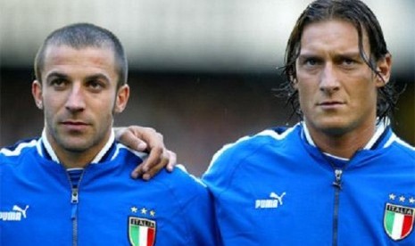 Del Piero dan Totti saat masih membela Timnas Italia.