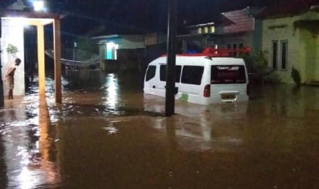 Tim Search And Rescue (SAR) dari Kantor Pencarian dan Pertolongan (Basarnas) melakukan penyisiran lokasi banjir yang terjadi di Wasior, Teluk Wondama, Papua Barat, Senin (23/12) (Ilustrasi banjir)