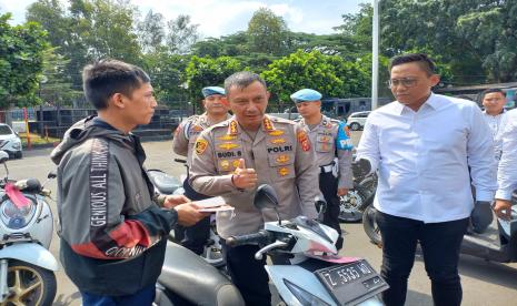 Kapolrestabes Bandung Kombes Pol Budi Sartono didampingi Kasatreskrim Polrestabes Bandung Kompol Agtha Bhuwana di Mapolrestabes Bandung, Senin (2/10/2023).