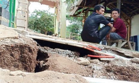 Delapan rumah warga terancam ambruk akibat pergerakan tanah di Bandung Barat. (Republika/Fauzi Ridwan)