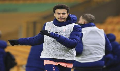 Dele Alli dari Tottenham Hotspur berada di pinggir lapangan sebagai pemain pengganti.