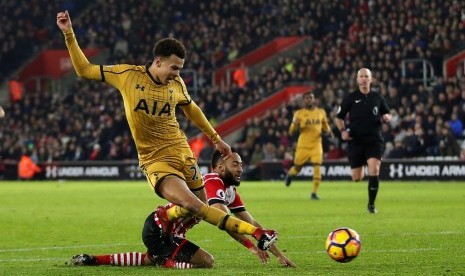 Dele Alli (kiri) diganjal di kotak penalti Southampton.