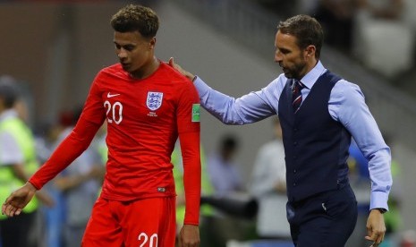 Dele Alli (kiri) saat ditarik keluar lapangan ketika Inggris melawan Tunisia.