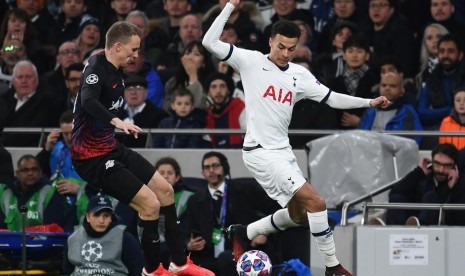 Pemain Tottenham Hotspur Dele Alli (kanan).