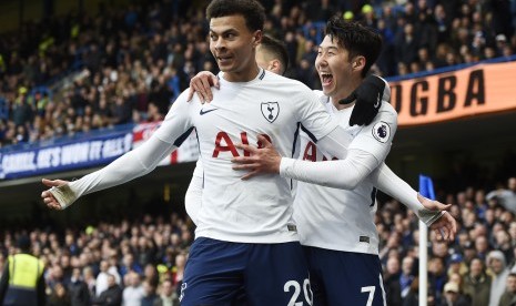 Dele Alli (tengah) merayakan gol ke gawang Chelsea. 