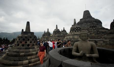 Wisatawan mengunjungi Candi Borobudur di Magelang, Jawa Tengah, Kamis (29/9/2022). 