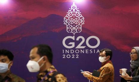 Delegasi berjalan melewati tanda G20 saat Peluncuran Dana Pandemi2 pada Pertemuan Gabungan Menteri Kesehatan dan Keuangan G20 ke-2 menjelang KTT para pemimpin G20, di Nusa Dua, Bali, Indonesia. Keberlangsungan Presidensi G20 Indonesia akan mampu terus mendorong terciptanya solusi bagi berbagai krisis global termasuk kesepakatan ketersediaan pangan untuk bisa mengatasi ancaman krisis pangan global.