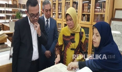 Delegasi BPK RI dipimpin Isma Yatun didampingi Dubes RI untuk Iran Octaviano Alimudin melihat buku dan naskah kuno di Tehran University. 