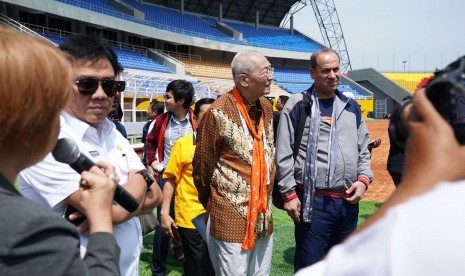 Delegasi CdM Asian Games tersebut dipimpin Wakil Presiden Kehormatan Dewan Olimpiade Asia (OCA) Wei Jizhong (kedua kanan) mengunjungi Jakabaring Sport City (JSC), tempat pelaksanaan Asian Games 2018 di Palembang, Kamis (14/12).