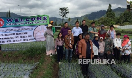 Delegasi Cina bersama Kementerian Pertanian melakukan kunjungan peninjauan lahan tanam bawang putih.