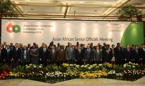 Delegasi dari 86 Negara peserta Konferensi Asia Afrika berfoto bersama sesaat sebelum Senior Official Meeting di Plenary Hall, Jakarta Convention Center, Ahad (19/4). 