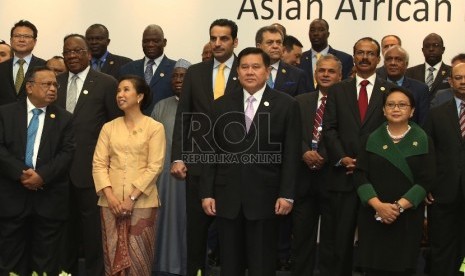 Delegasi dari Negara peserta Konferensi Asia Afrika bersiap untuk berfoto bersama di Jakarta Convention Center, Senin (20/4). (Republika/Raisan Al Farisi)