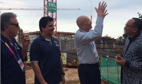 Delegasi Dewan Olimpiade Asia (OCA) bersama Presiden Direkur Jakpro Satya Hergandhi saat meninjau pembangunan venue Velodrome Rawamangun, Senin (6/3).